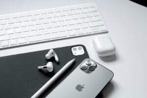 apple earpods and silver iphone 6 on apple keyboard