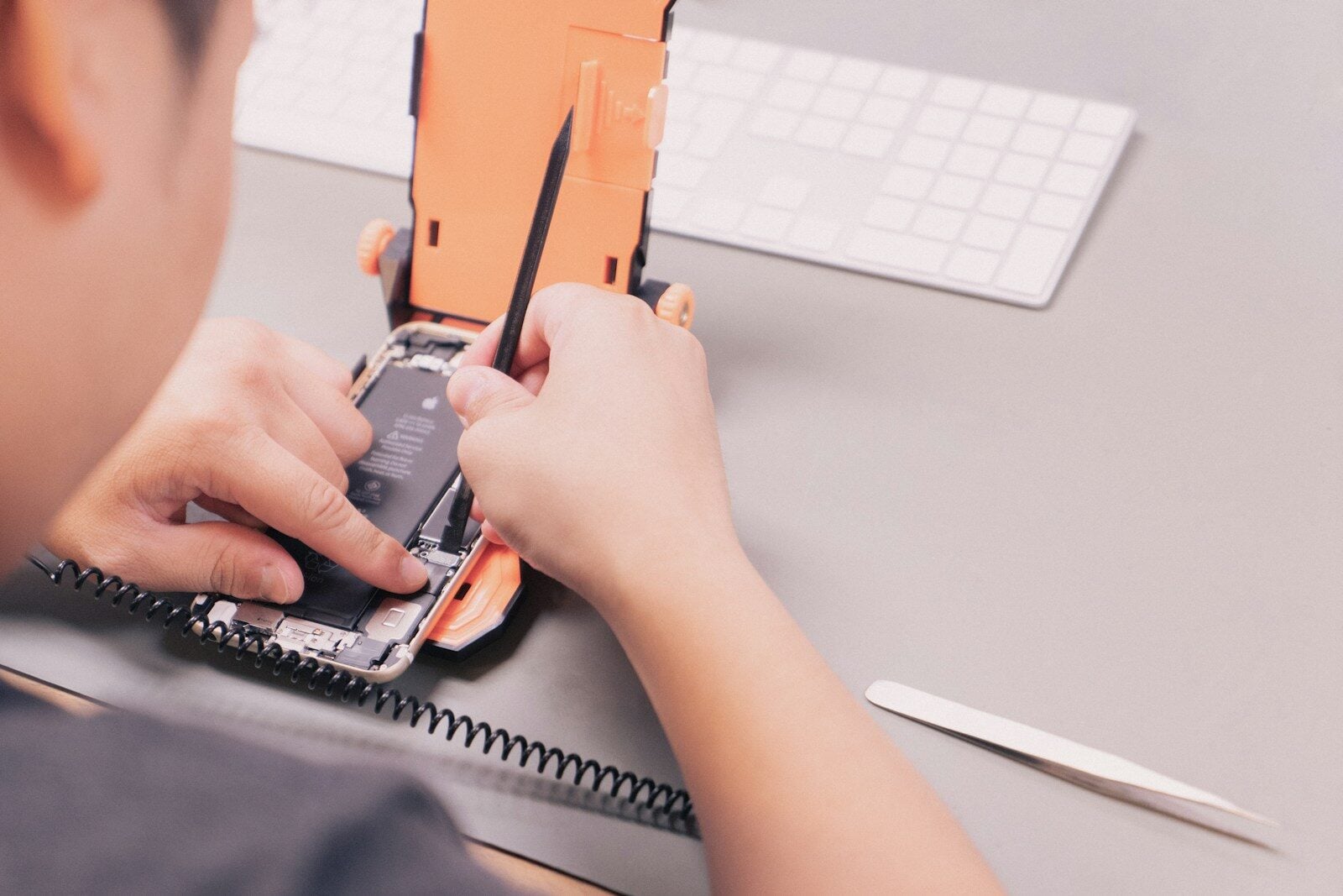 Essential Repair Tips That Help Extend the Life of Your Apple Devices at Home Safely
