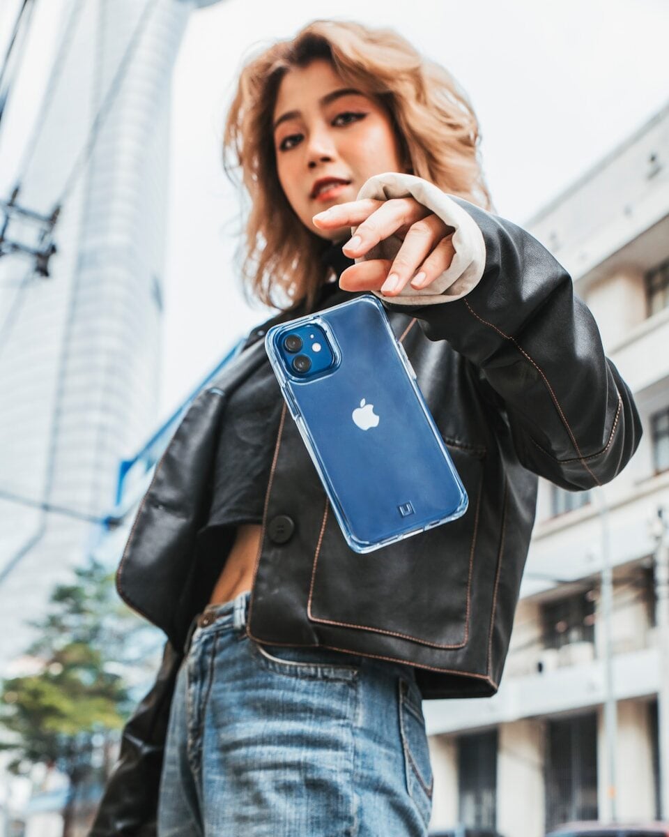 Clear Phone Cases That Yellow Less in 2026: Materials, Durability, and Top Brand Picks
